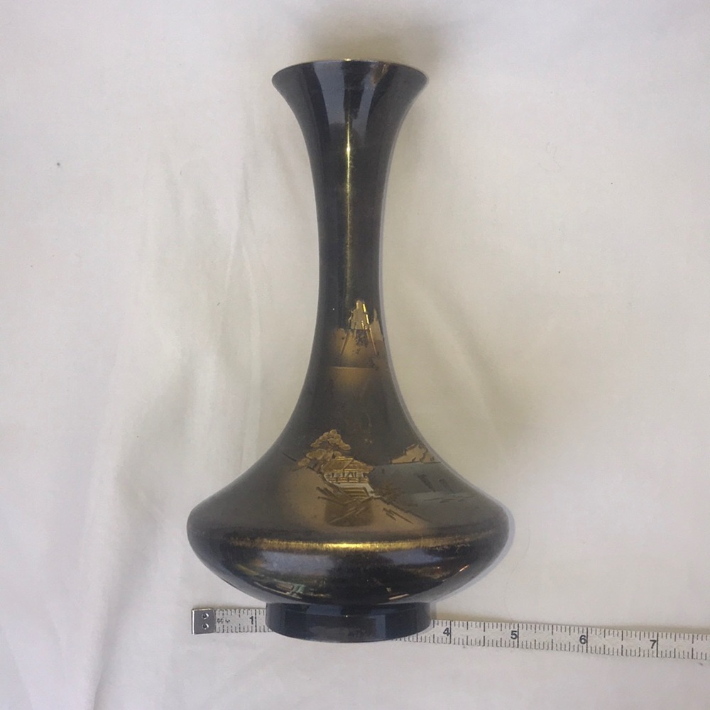 Beautiful scenery engraved metallic vase - Picture 9 of 10